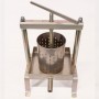 Petit pressoir inox robuste de 4 litres fabriqué en France. Pressoir manuel polyvalent pour des fruits ou des légumes