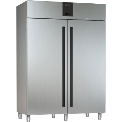 Frigo professionnel 1400 litres SMEG, inox sur pieds, 2 portes pleines, niveaux intérieurs réglables, de -2°C à +8°C.