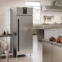 Frigo professionnel 700 litres SMEG, 1 porte, niveaux intérieurs réglables, plage de température : -2°C / +8°C.