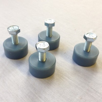 Les pressoirs de 2,8 L, 4 L et 8,5 L peuvent être équipés de 4 patins anti-rayure en nylon sont livrés avec visserie M8x20.