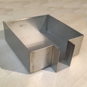 Maie de pressoir pour miel épais fabriqué en France. Maie en inox rehaussée à 10 cm pour éviter tout débordement.