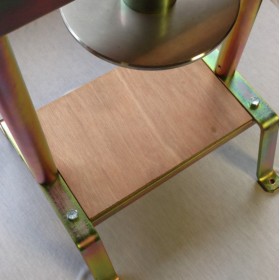 Mettre une protection entre le socle et la cuve d'un pressoir permet de préserver ces deux éléments. En vente chez Maison Patay