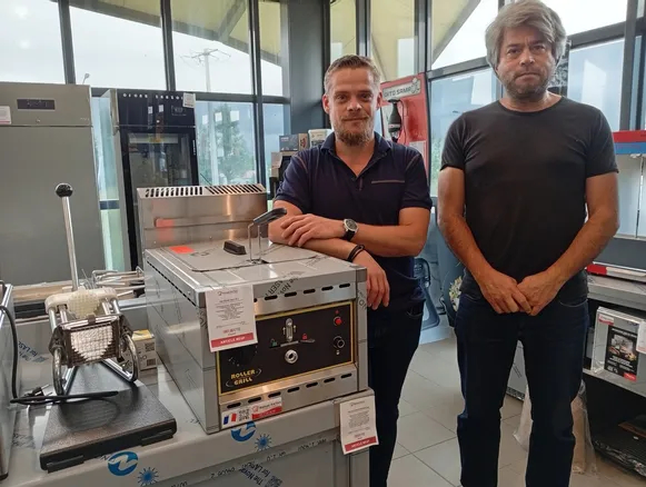 Les associés,Julien Bachelet et Gilles Le Vu,devant une création spéciale, le chariot à vaisselle motorisé