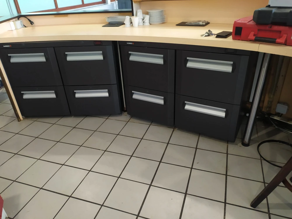 Maison Patay, fournisseur de frigo bas professionnel : frigo bar sous comptoir, frigo tiroir professionnel, vitrine réfrigérée de comptoir, congélateur de comptoir.