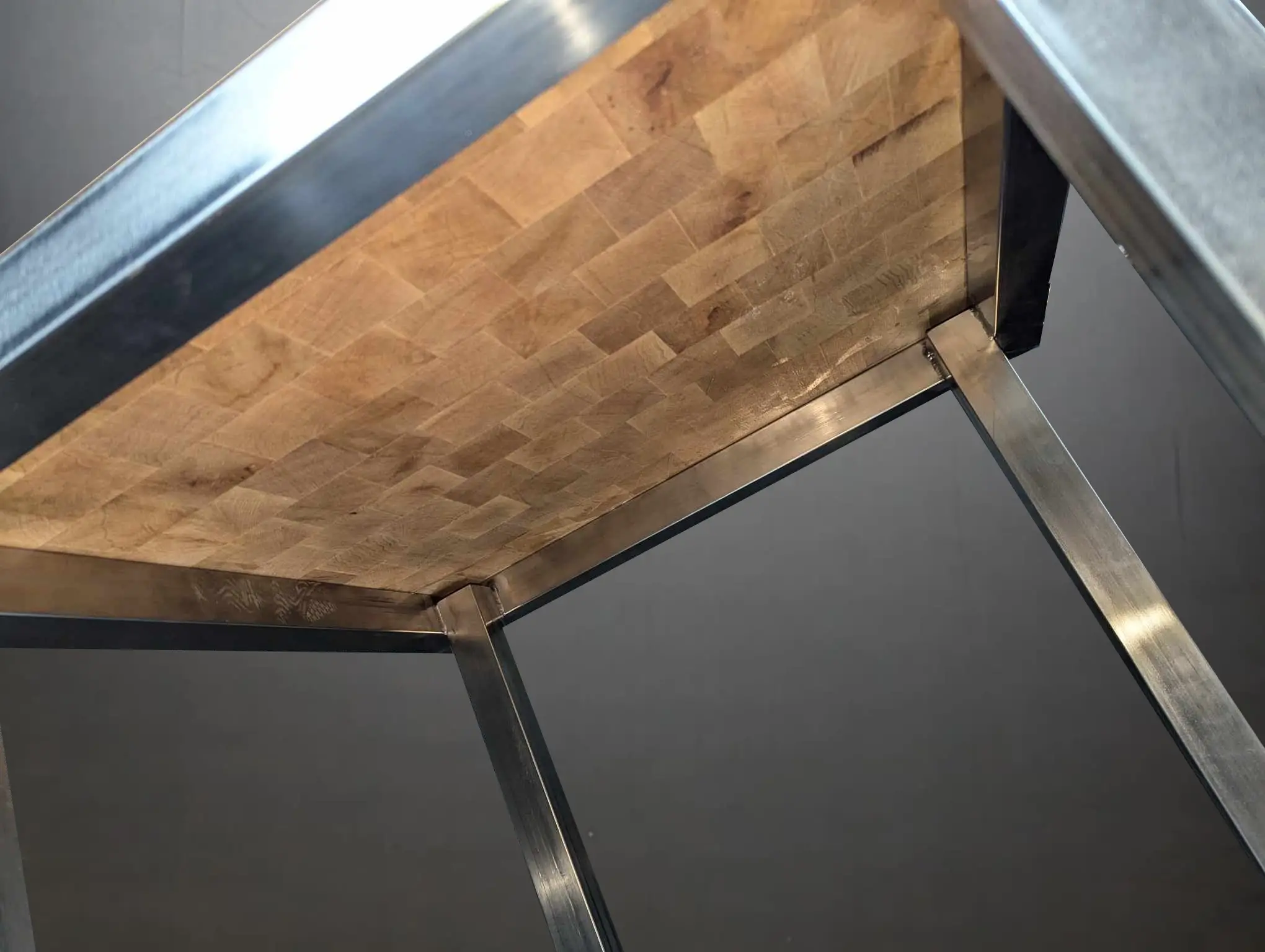 Faites fabriquer en France votre billot boucher. Une table de découpe boucherie robuste et personnalisée par Maison Patay selon votre projet de billot bois.