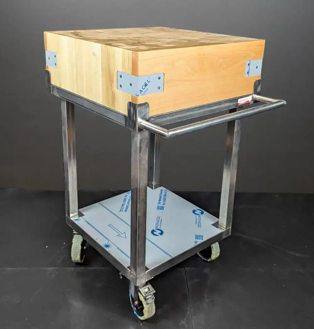 Maison Patay conçoit et fabrique votre table de découpe en France. Contactez-nous pour nous exposer votre projet de planche de découpe sur mesure.