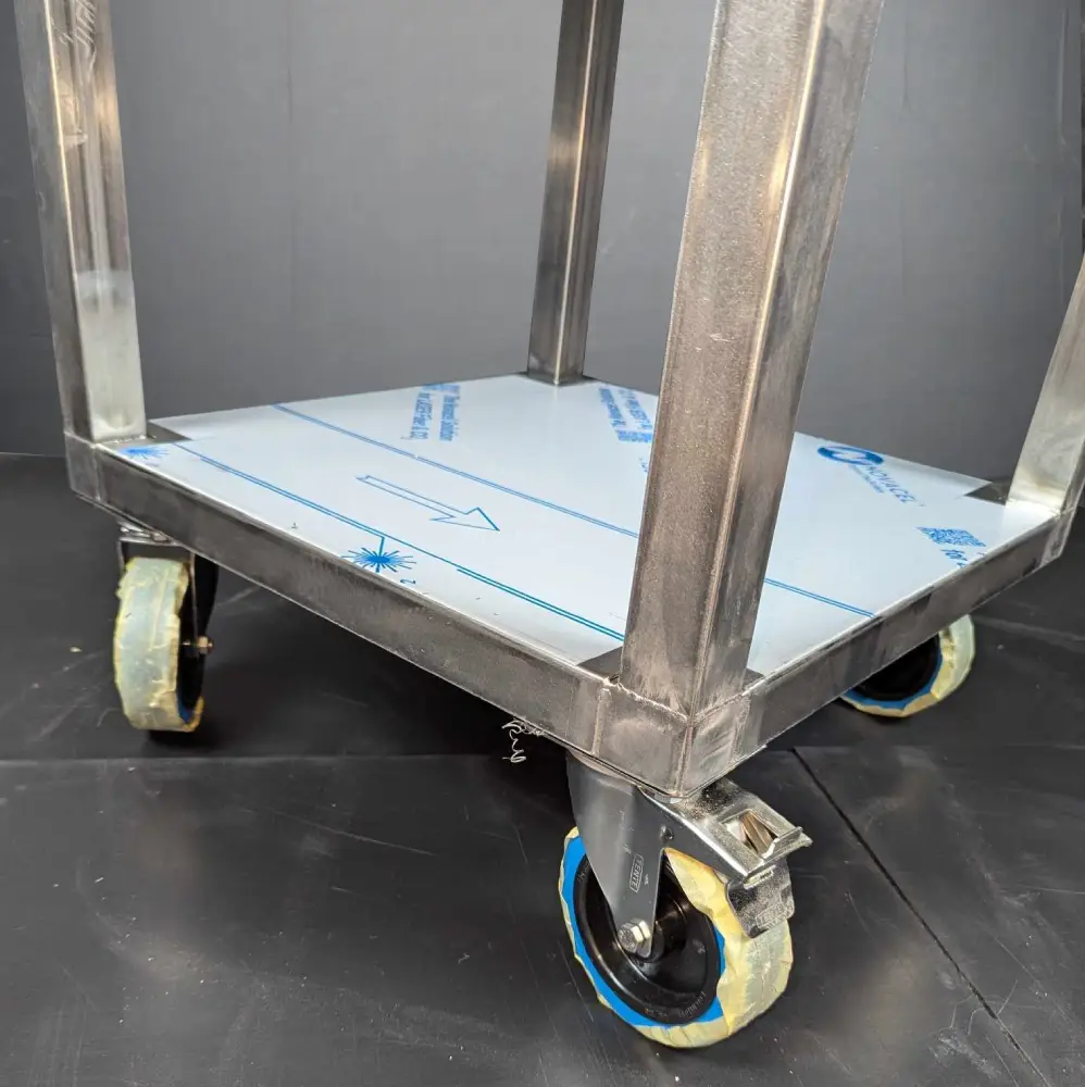 Concrétisez votre projet de billot boucherie en personnalisant votre table découpe chez Maison Patay. Une table de boucher avec piétement sur mesure.