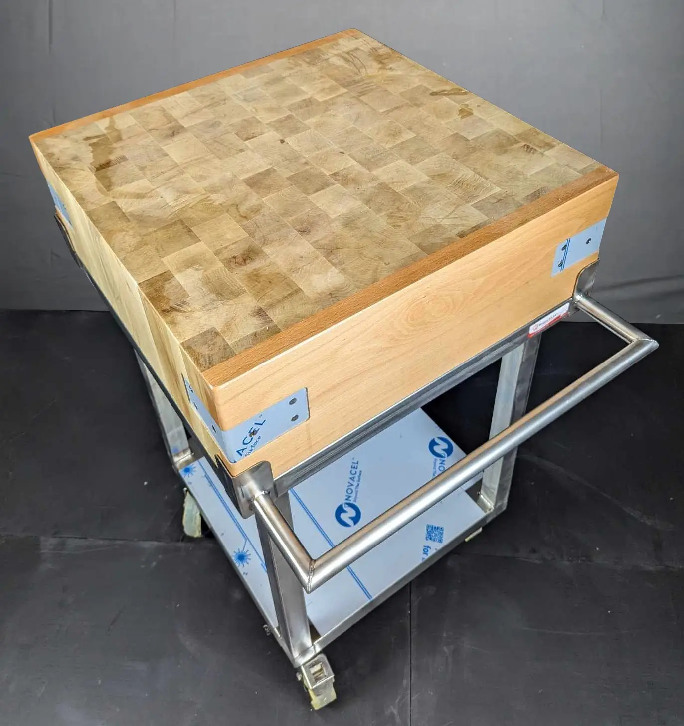 Avec Maison Patay, personnalisez votre billot de découpe. Décrivez le billot que vous voulez, nous nous chargeons de votre table de découpe viande bois.