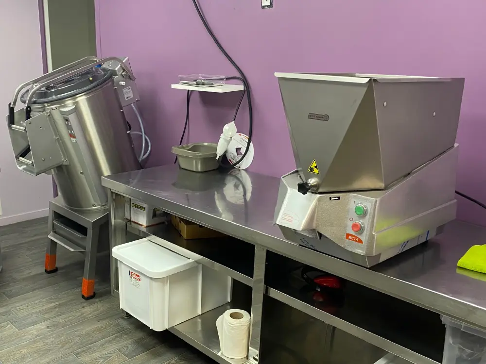 Maison Patay vous équipe en appareils de préparation culinaire divers et variés : combinés cutter et coupe-légumes, robot découpe légumes, pressoir à fruits...