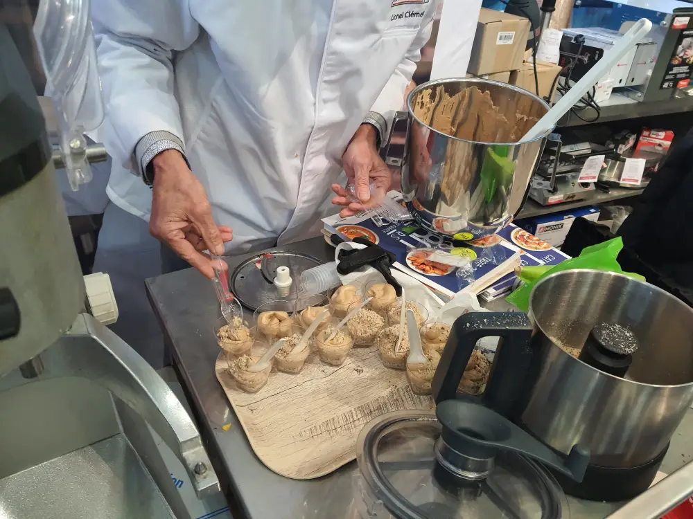 Le cutter de cuisine Dito Sama peut servir pour les desserts ! Les clients du magasin Maison Patay ont apprécié une mousse pralinée aux éclats de noisettes.