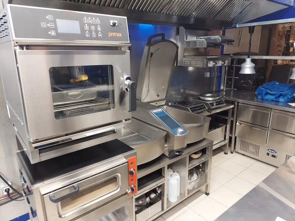 Trouver votre matériel de cuisine professionnel chez Maison Patay : piano de cuisson professionnel, four mixte, vitrine réfrigérée, étuve cuisine, meuble inox...