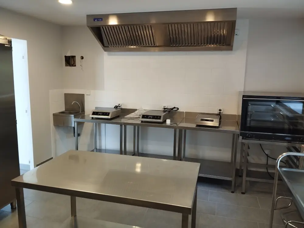 Maison Patay, fournisseur d'appareils de cuisson pour projet professionnel ou particulier : plaque induction à poser, four professionnel avec hotte, pied pour four.