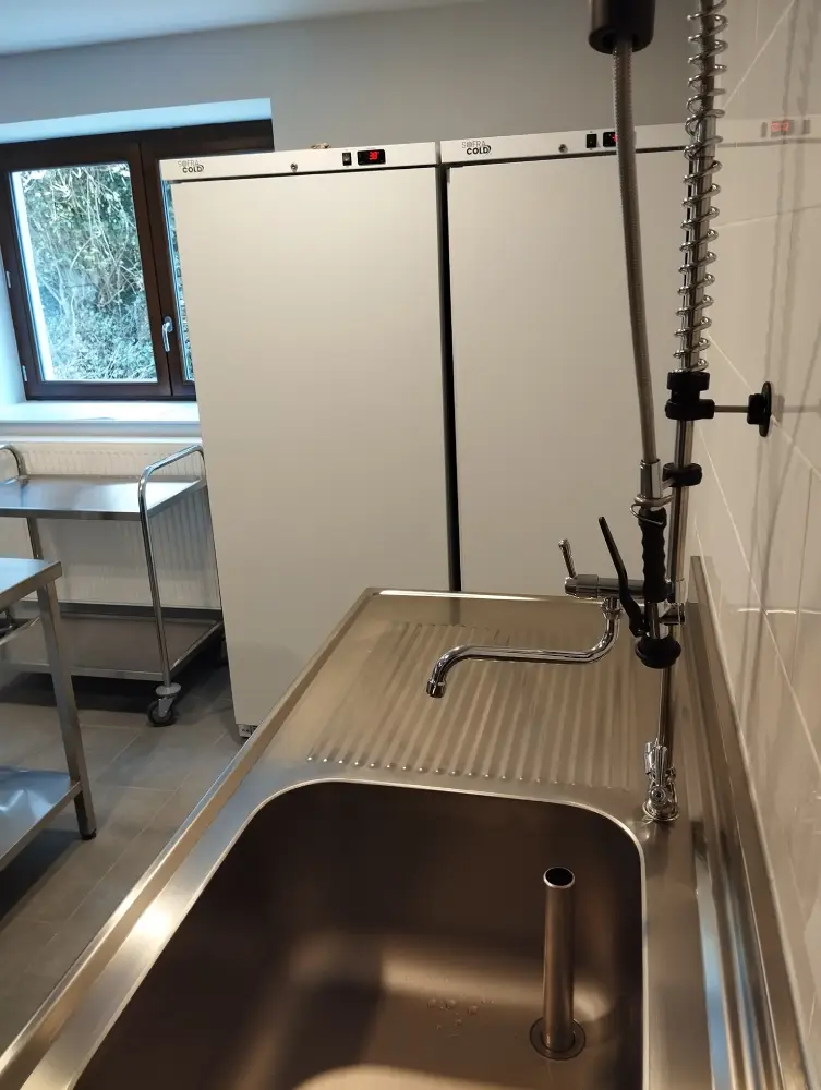Fournisseur en équipements laverie restauration, Maison Patay fabrique votre plonge inox personnalisée dans son atelier de Saint-Romain-la-Motte (Loire).