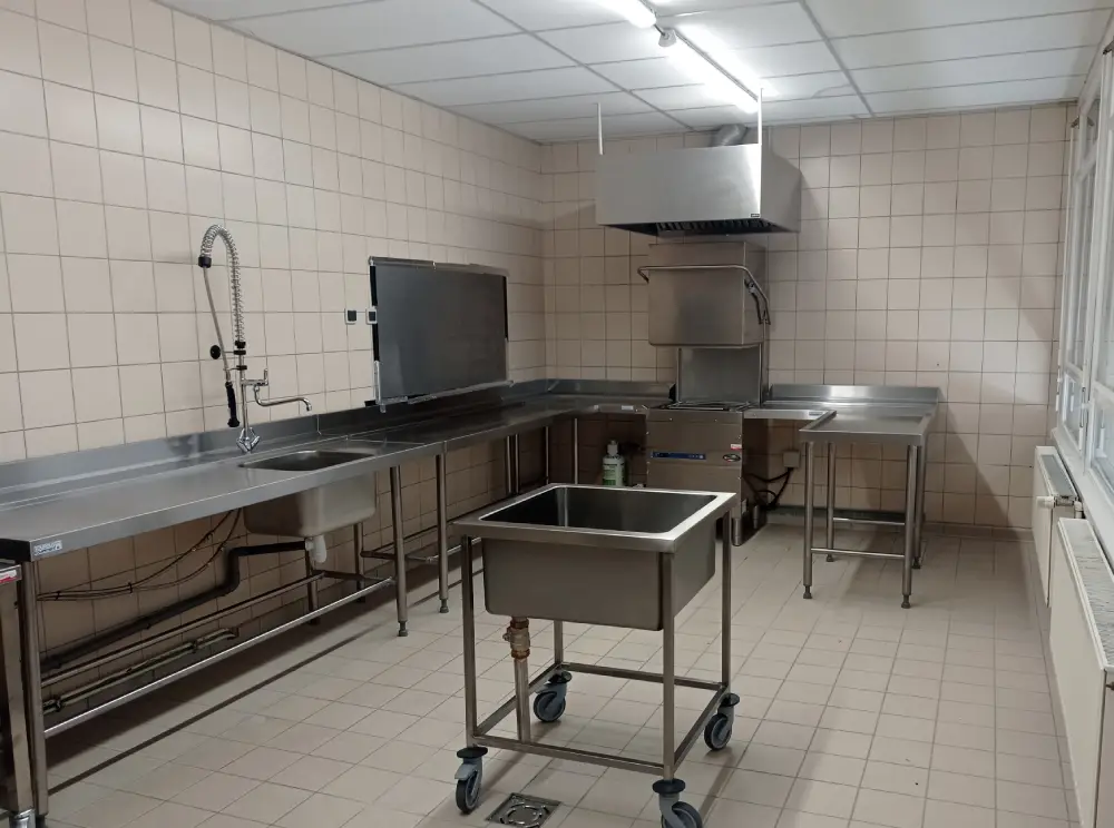 Pour rendre une cantine scolaire plus fonctionnelle, demandez Maison Patay : conseils, agencement sur plan, mise aux normes HACCP, laverie, mobilier inox...