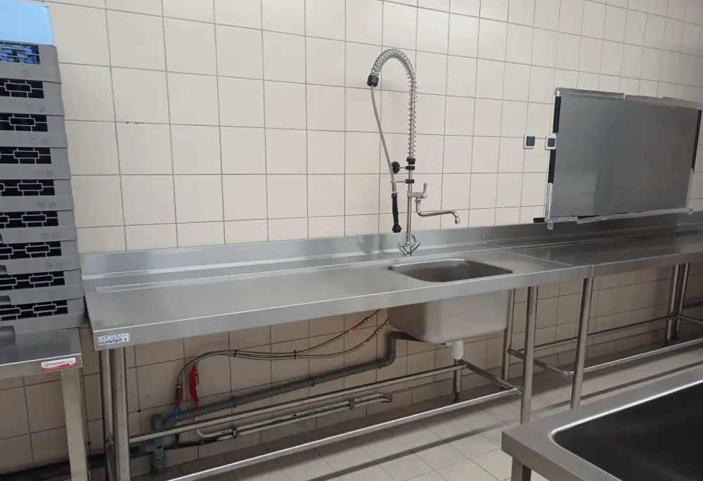 Bénéficiez des conseils en laverie professionnelle de Maison Patay, fabricant de plonge inox et de table inox, fournisseur de lave-vaisselle frontal et à capot.