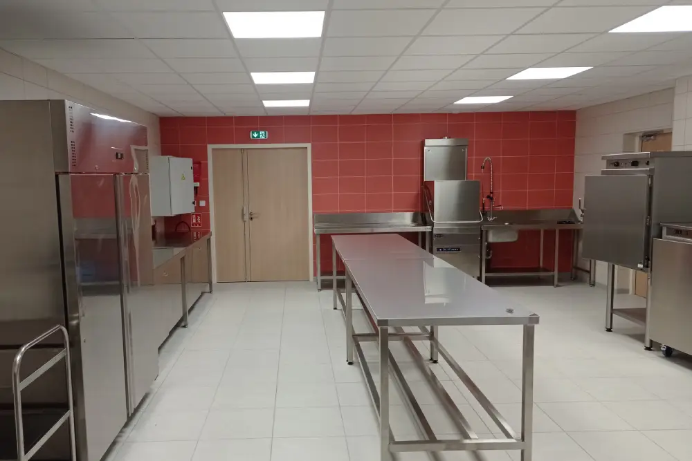 Maison Patay, matériel de collectivité cuisine : frigo collectivité, four de remise en température pour collectivité, étuve chauffante, table inox, laverie vaisselle…