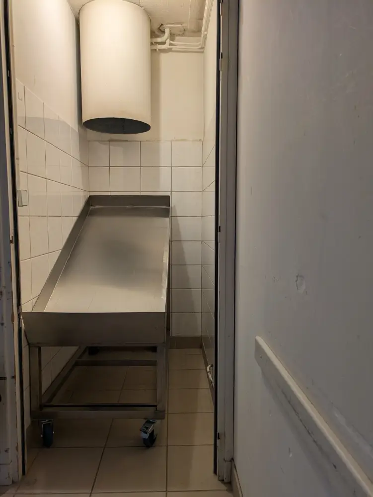 Maison Patay, expert meuble inox sur mesure : table inox, plan de travail inox, table haute inox... Mobilier inox sur mesure alliant ergonomie, fiabilité et solidité.