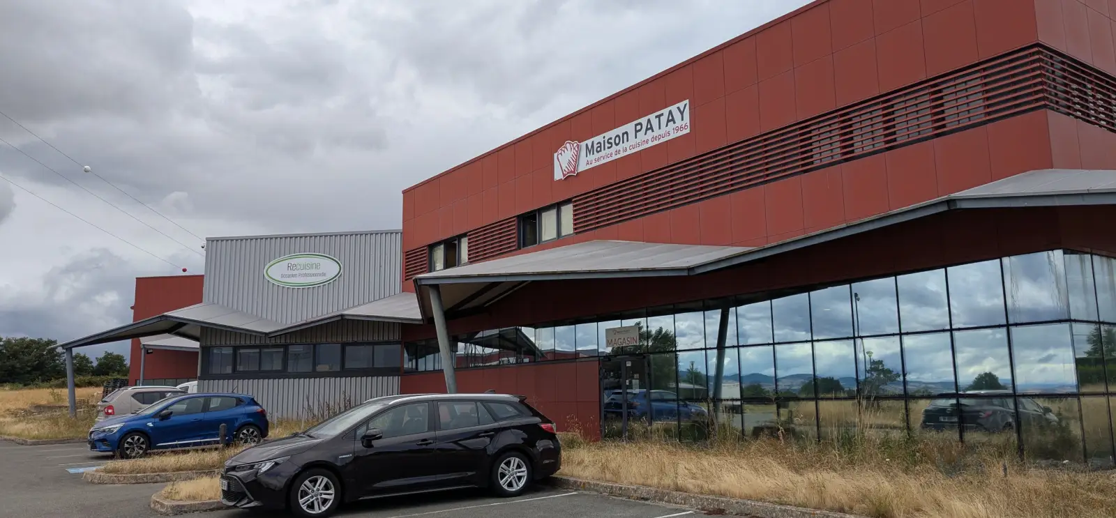Maison Patay, magasin de cuisine dans la Loire (42), fabricant de mobilier inox et d'étuve traiteur, vente et réparation de matériel de cuisine professionnel.