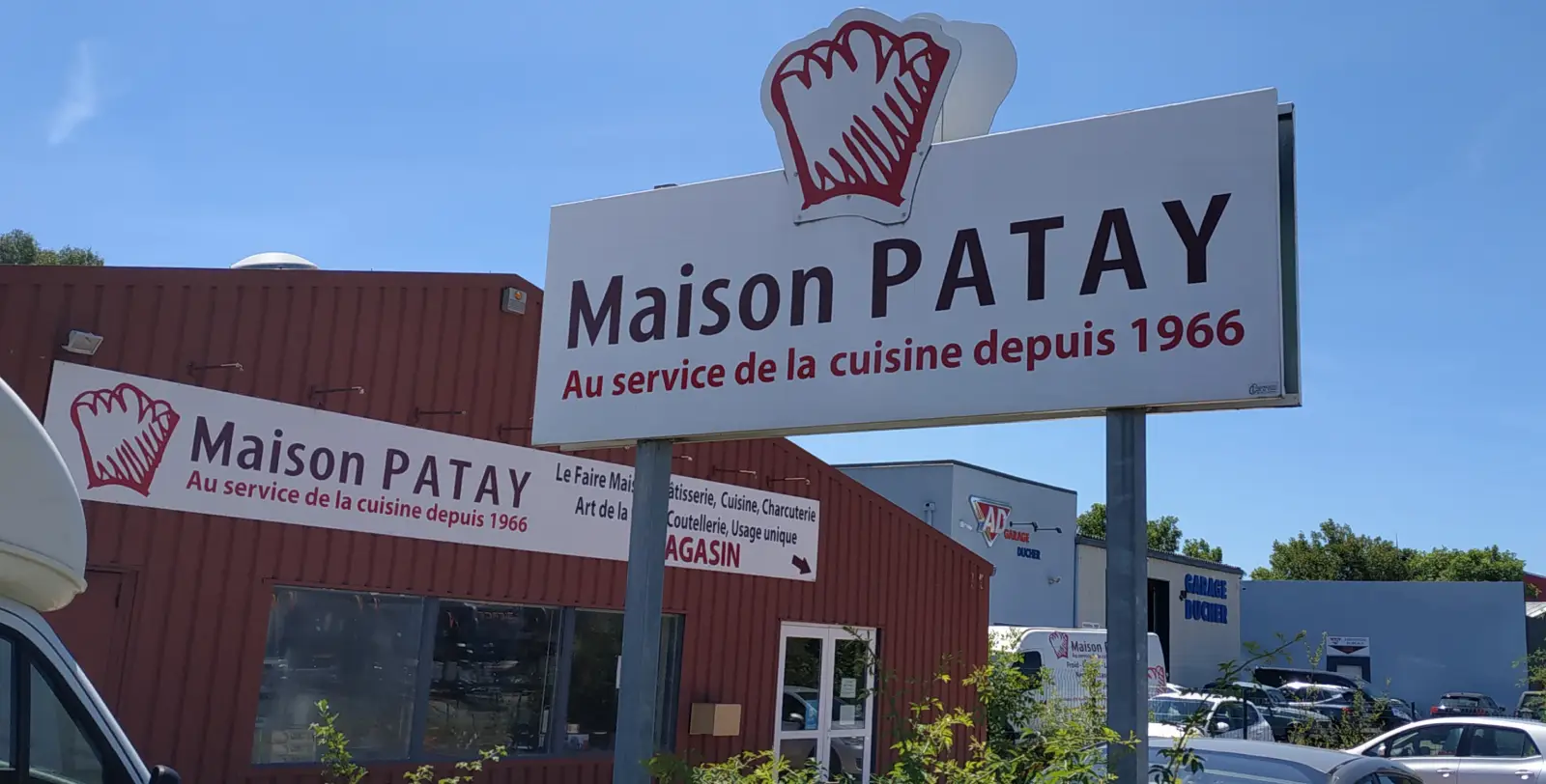 Maison Patay, la bonne adresse pour acheter vitrine réfrigérée, étuve cuisine, planche à découper sur mesure, séchoir à saucisson maison, armoire charcuterie.