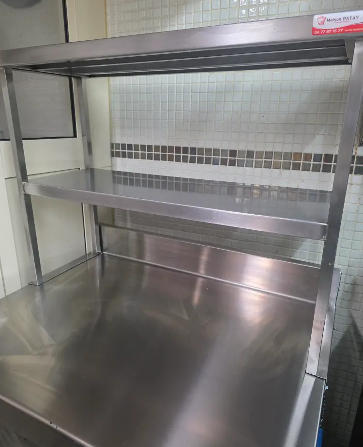 Un chef installé dans les Alpes-Maritimes a commandé un passe plat cuisine et Maison Patay s’est fait un plaisir de réaliser ce passe plat inox personnalisé.