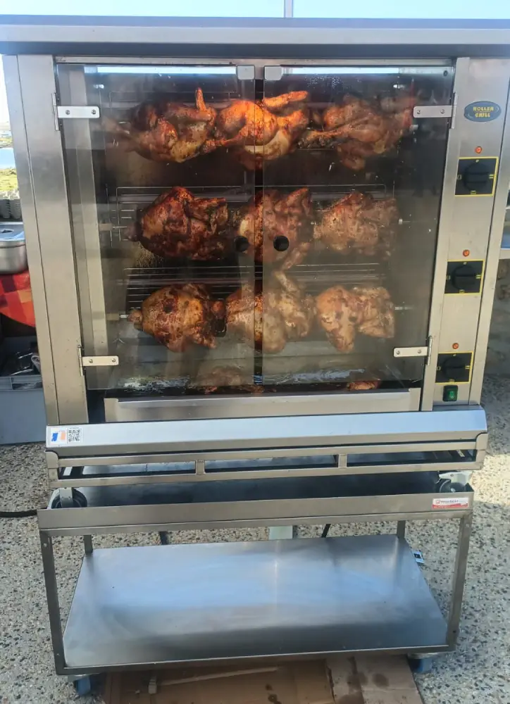 Fabrication de 2 socles sur mesure en inox soudé pour un tournebroche de rôtisserie. Conception aux souhaits du client suivant les conseils de Maison Patay.