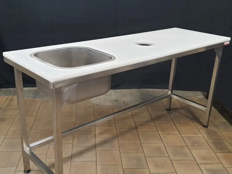 Réalisation d'un évier sur mesure par l'atelier Maison Patay. Conception et fabrication d'évier cuisine professionnelle, d'évier plonge professionnel sur mesure…