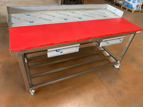 Table moitié inox moitié polyéthylène - Maison Patay