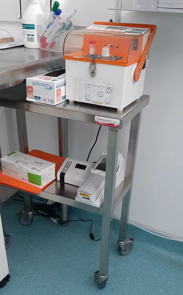 Fabrications inox médical Maison Patay : desserte guéridon médical sur mesure, chariot de service hôpital-clinique, rayonnage médical, paillasse laboratoire...