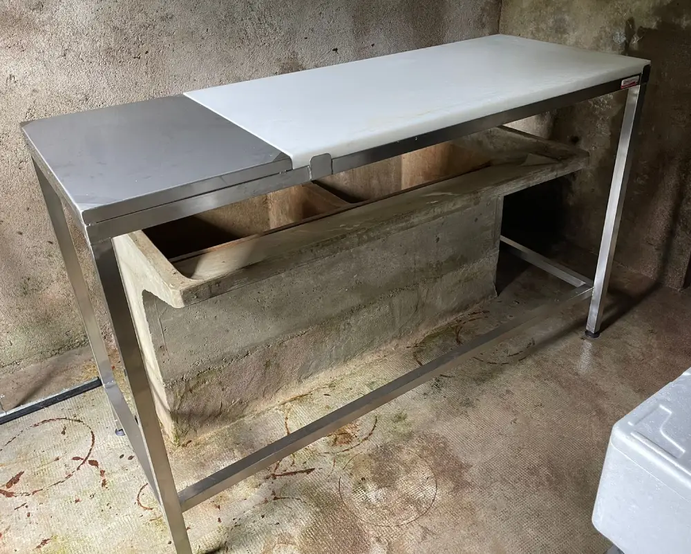 Table de découpe poissonnerie conçue et fabriquée en France par Maison Patay. Fabrication de table inox sur mesure, de table de découpe polyéthylène...