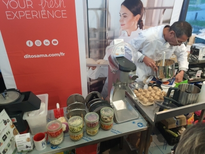 Dito Sama en démonstration  dans la boutique Maison Patay